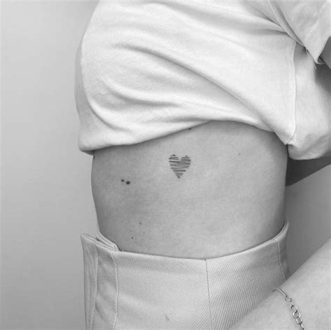 tatuaje pequeo pecho mujer|Tatuajes en el pecho para mujer: diseños pequeños。